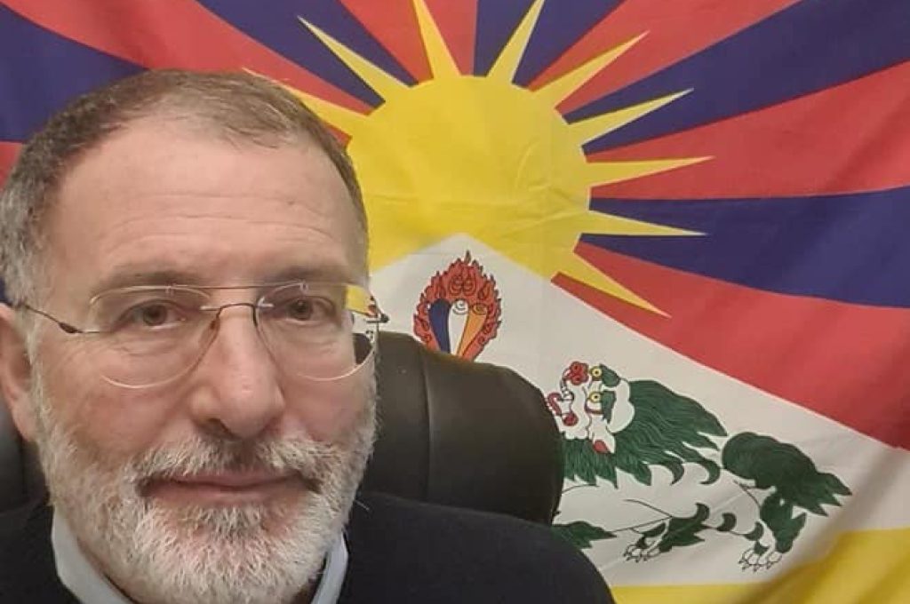 moreno primieri con bandiera tibet