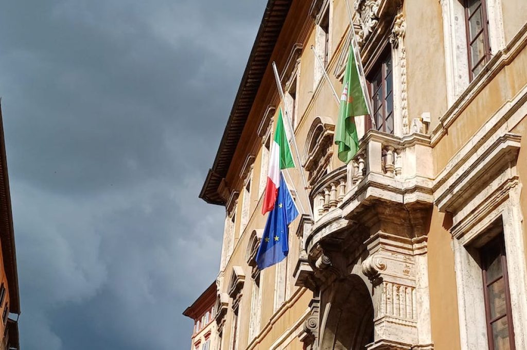 palazzo Donini bandiere a mezz’asta1