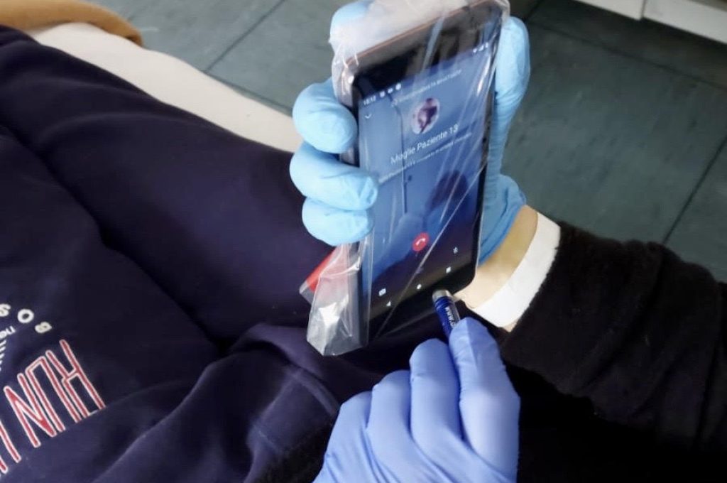 pazienti-covid-smartphone-videochiamate