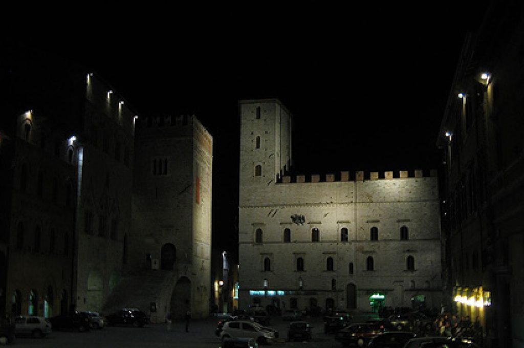 piazza-todi-notte