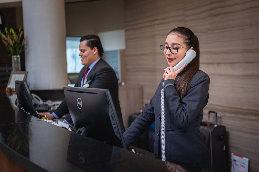 receptionists-gfc25fbb15_1280