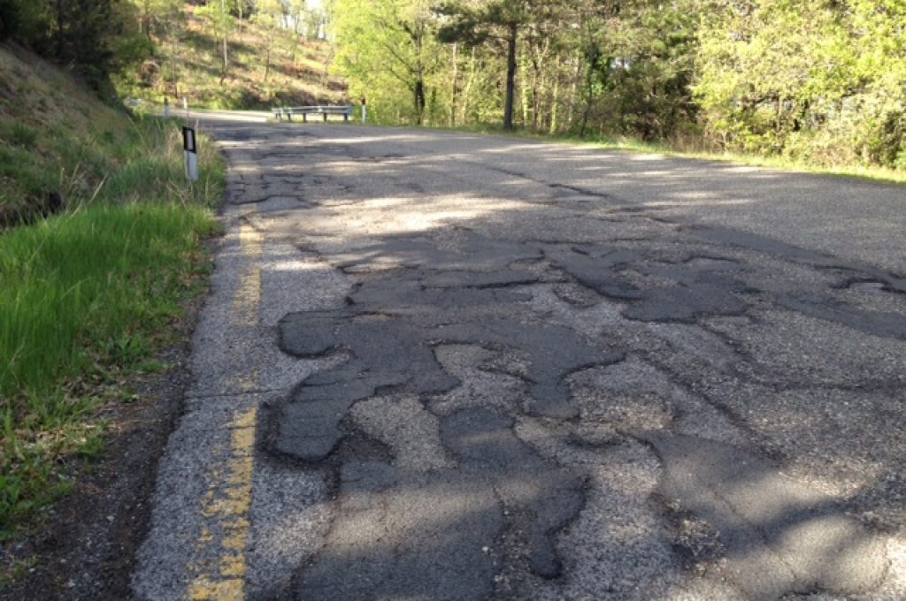 san venanzo  strada dissestata