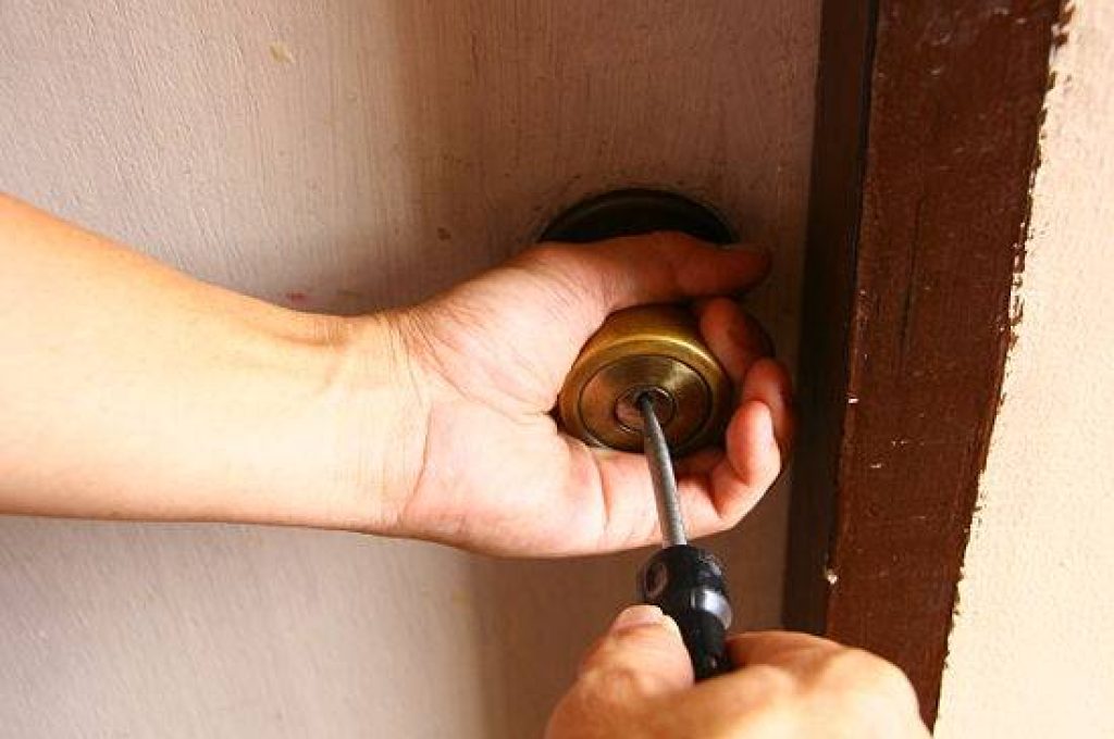 serratura-porta-scassinata