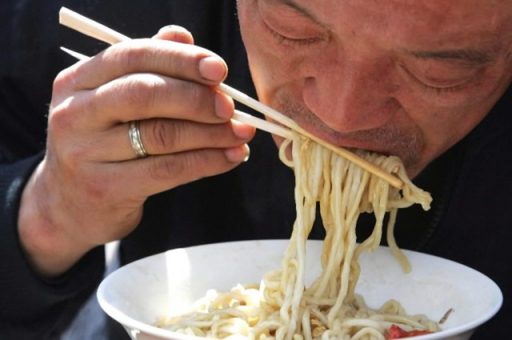 spaghetti-e-bacchette-di-legno-640x494