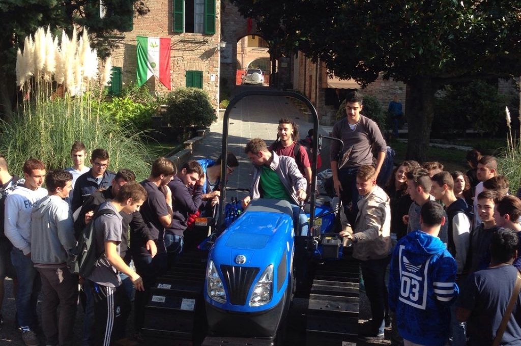 studenti con nuovo trattore