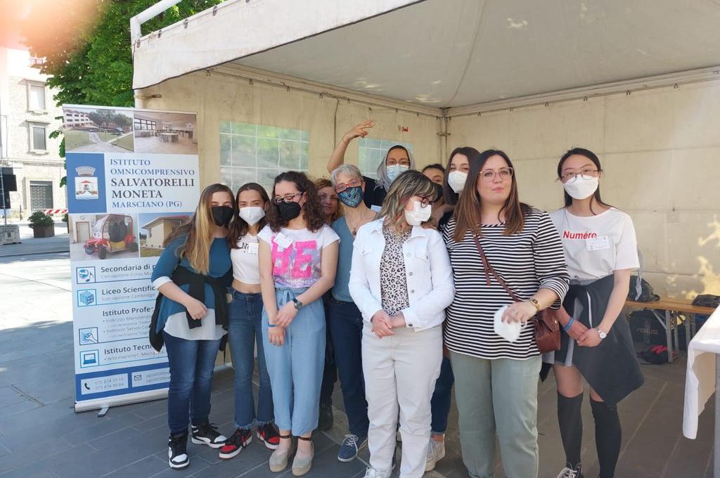 studenti e docenti Istituto omnicomprensivo Salvatorelli Moneta