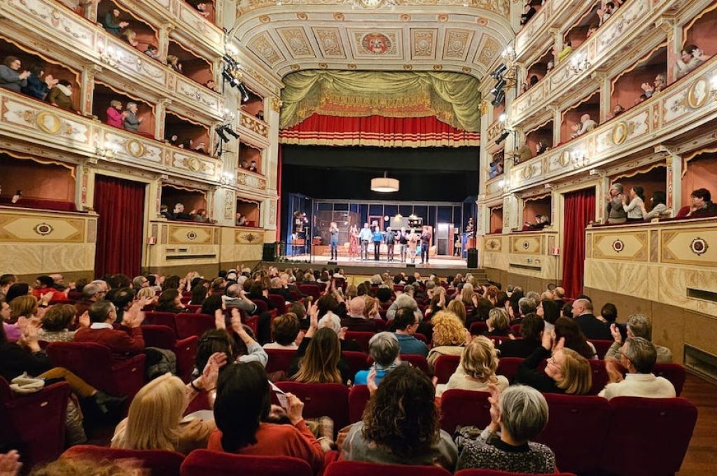 teatro comunale todi pubblico perfetti sconosciuti
