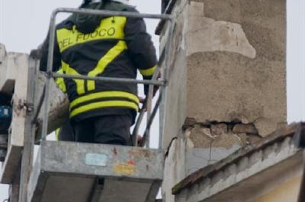 terremoto-marsciano-pompiere-su-tetto