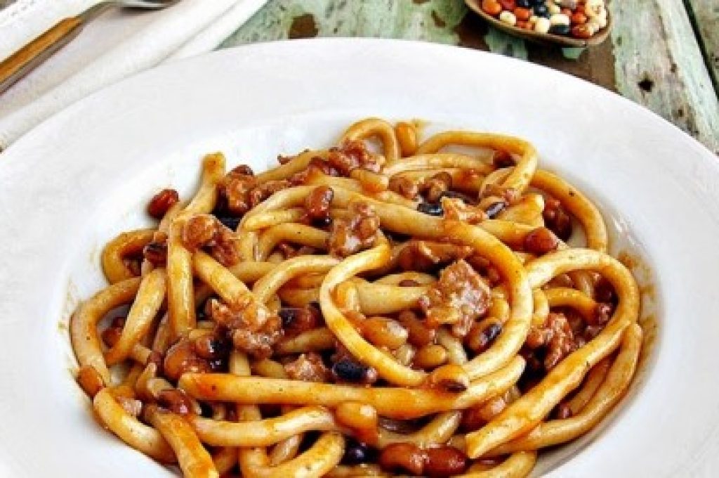 umbricelli-al-farro-con-salsiccia-e-fagiolina-del-Trasimeno-11-620x270