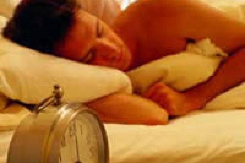 uomo_sonno_sveglia_letto1