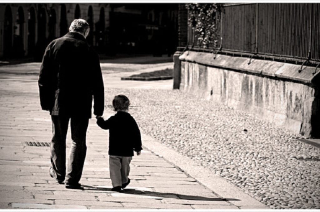 vecchi e bambino per mano