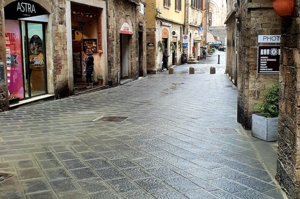 via mazzini todi 1