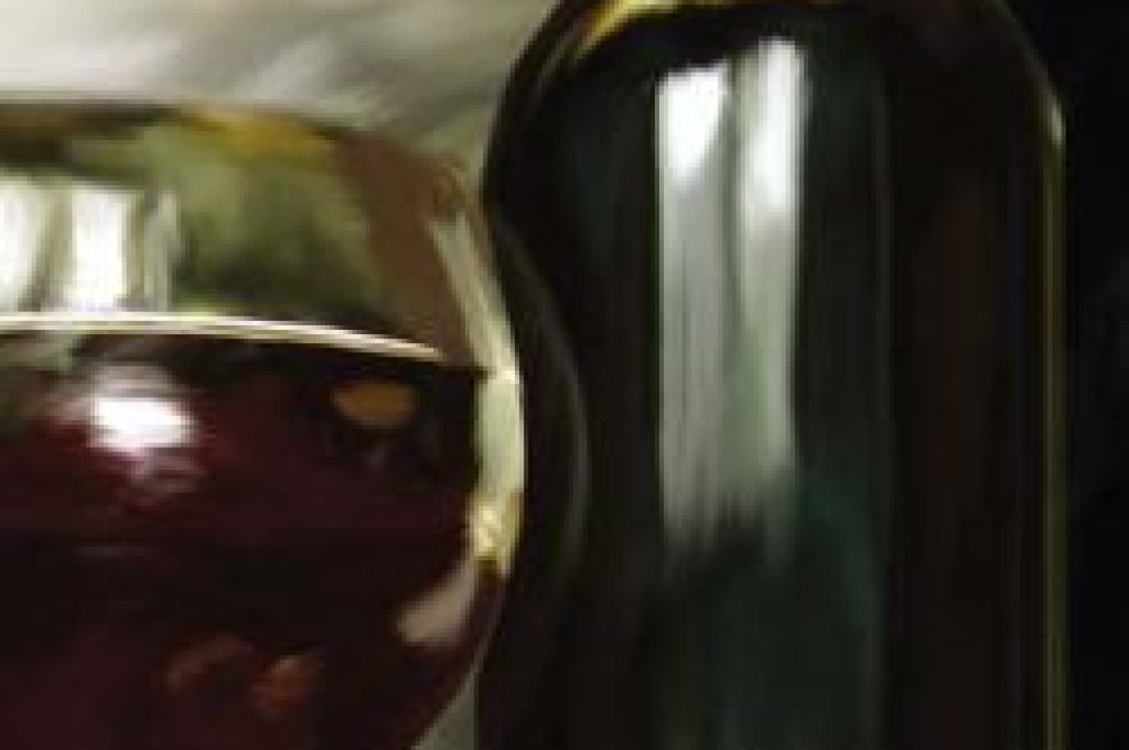 vino-rosso-bicchiere-e-bottiglia