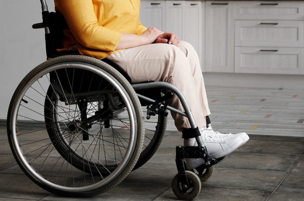 woman_sitting_in_wheelchair_4063513